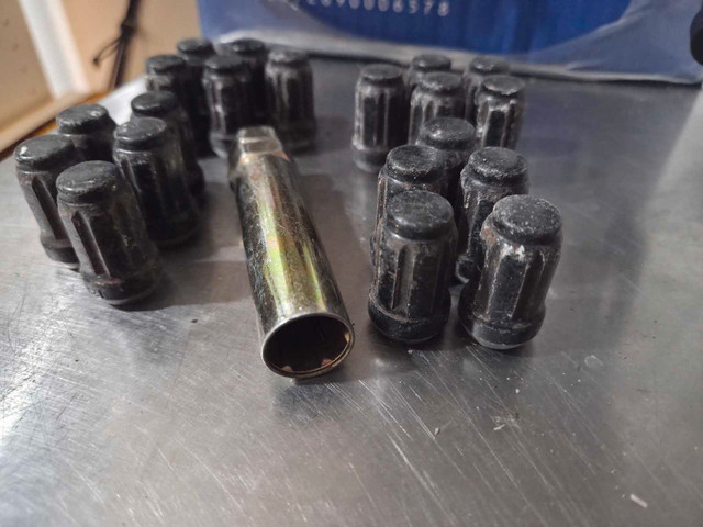 Lug Nut Set