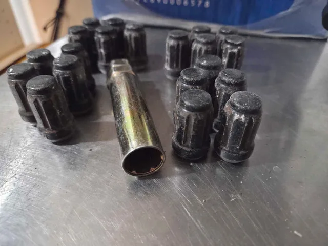 Lug Nut Set thumbnail