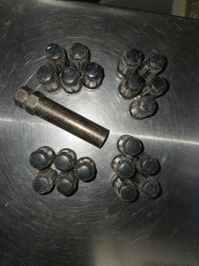 Lug Nut Set image indicator(2)