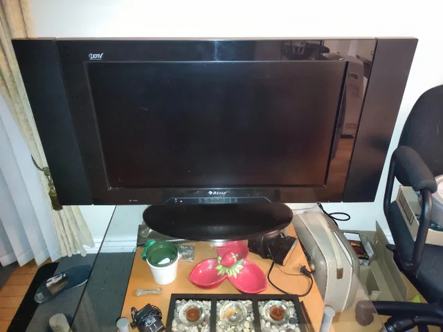 32" LCD HD TV thumbnail