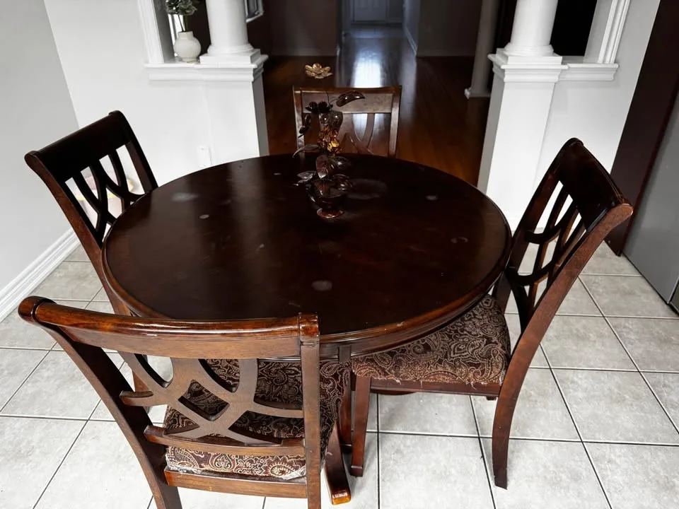 Moving sale dining table image indicator(4)