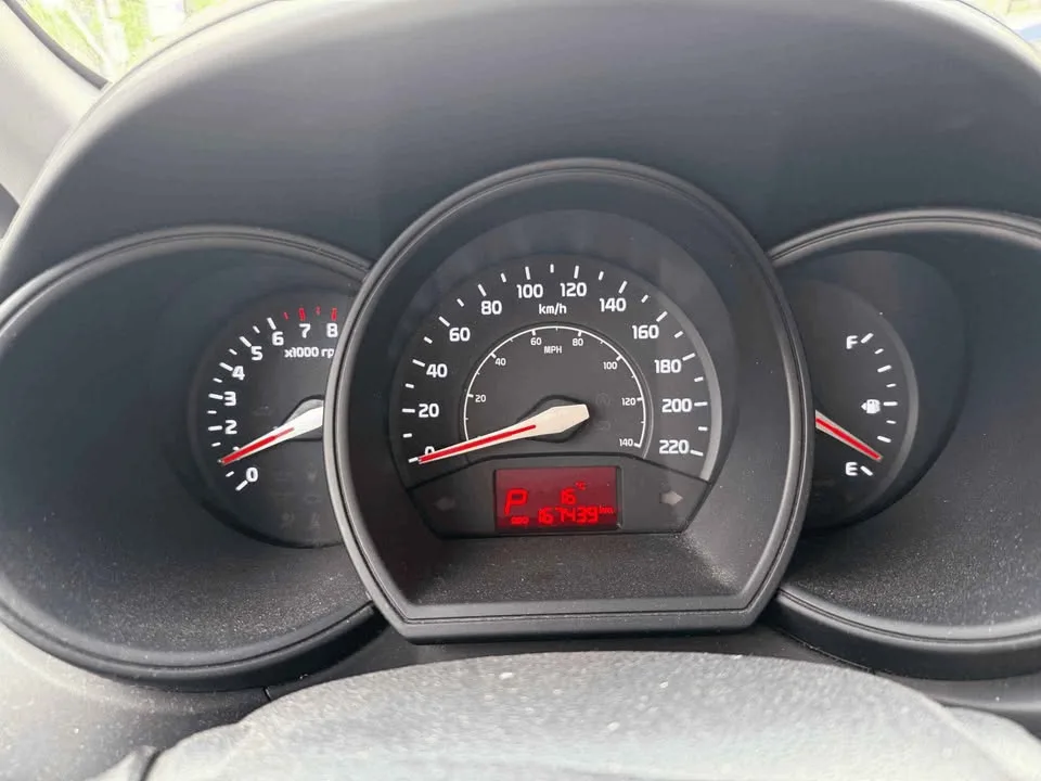 2013 Kia Rio image indicator(9)