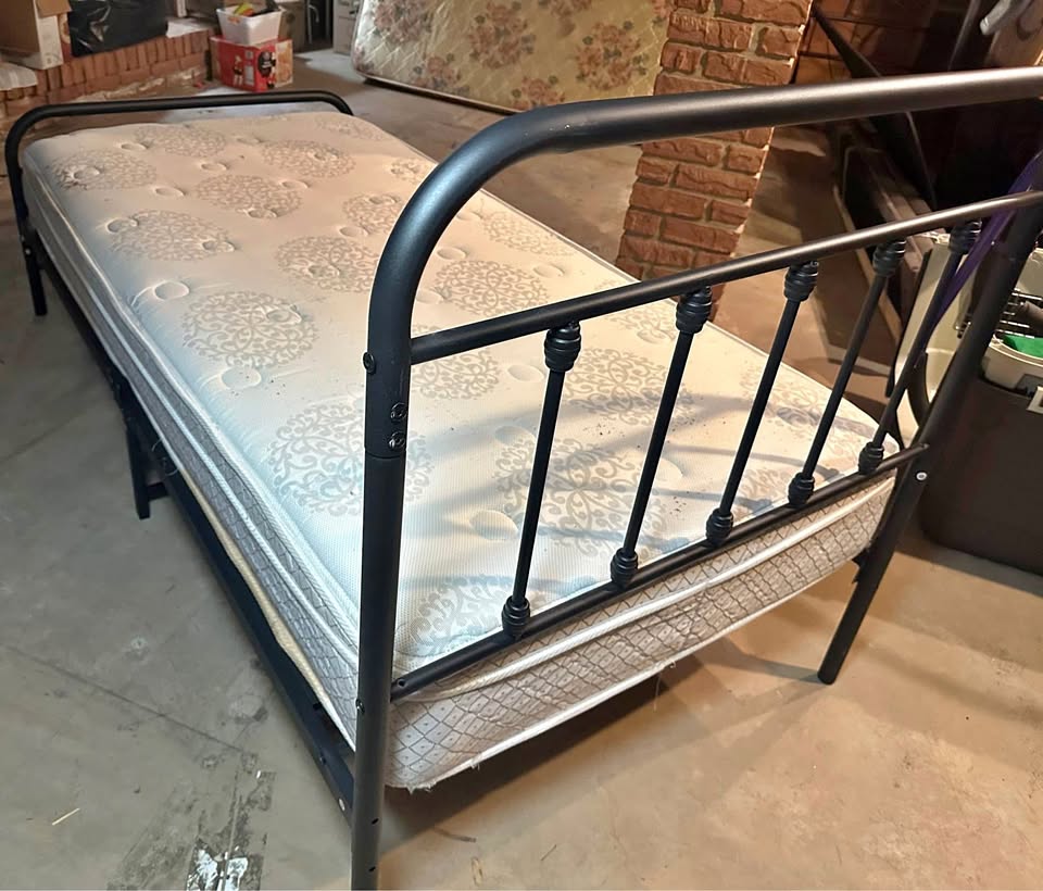 Single bed frame and mattress