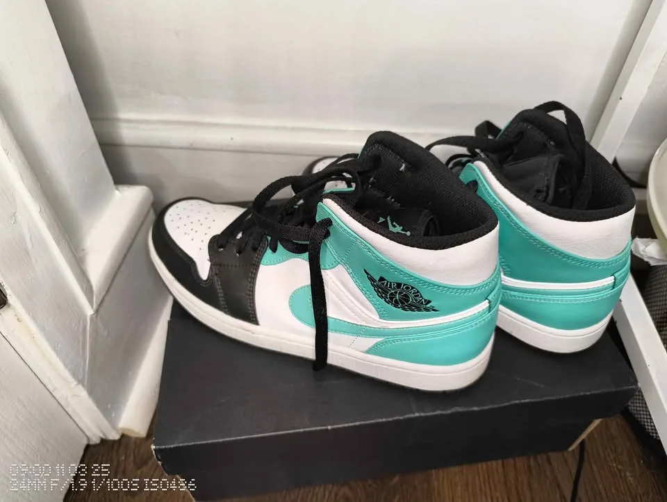 Air Jordan 1 Mid “Tropical Twist / Black” image indicator(2)