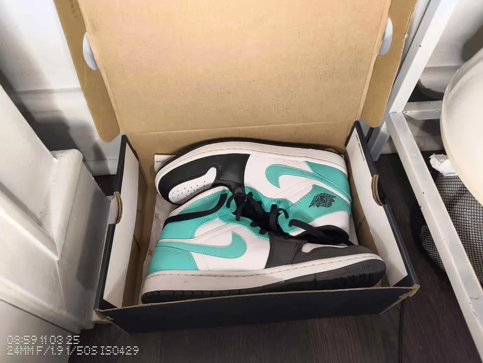 Air Jordan 1 Mid “Tropical Twist / Black” image indicator(3)