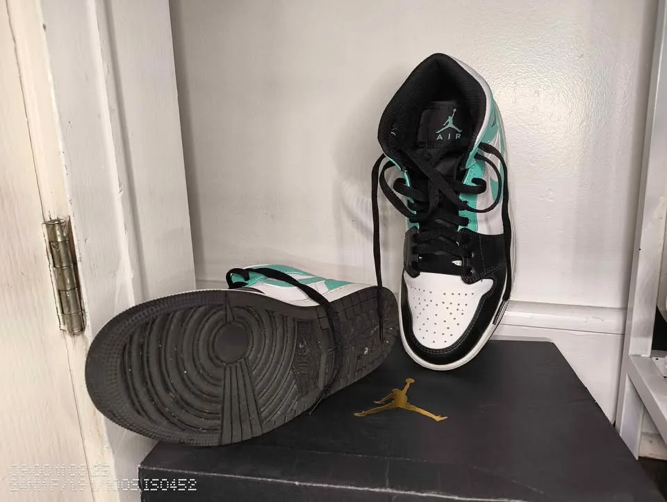 Air Jordan 1 Mid “Tropical Twist / Black” image indicator(5)