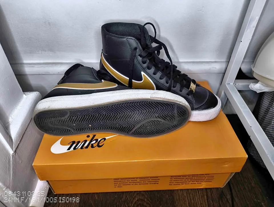 Nike Blazer Mid ’77 Black & Gold – Women’s 7 / Men’s 5.5