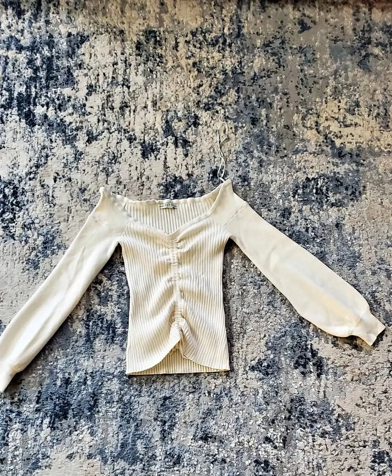 Women's top Sweater Size M thumbnail