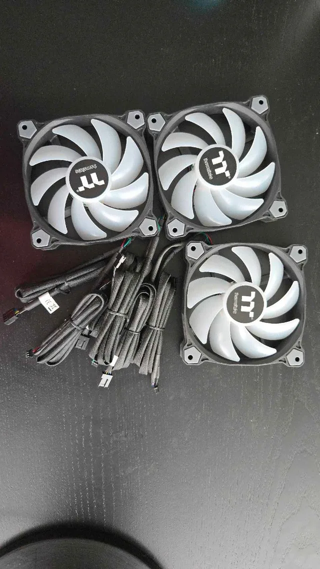 Thermaltake Pure Plus 12 RGB Radiator Fans (3) image indicator(3)