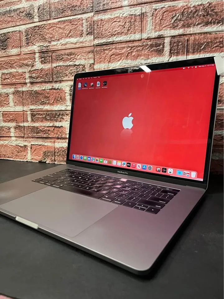 2018 Apple MacBook Pro 15” image indicator(2)