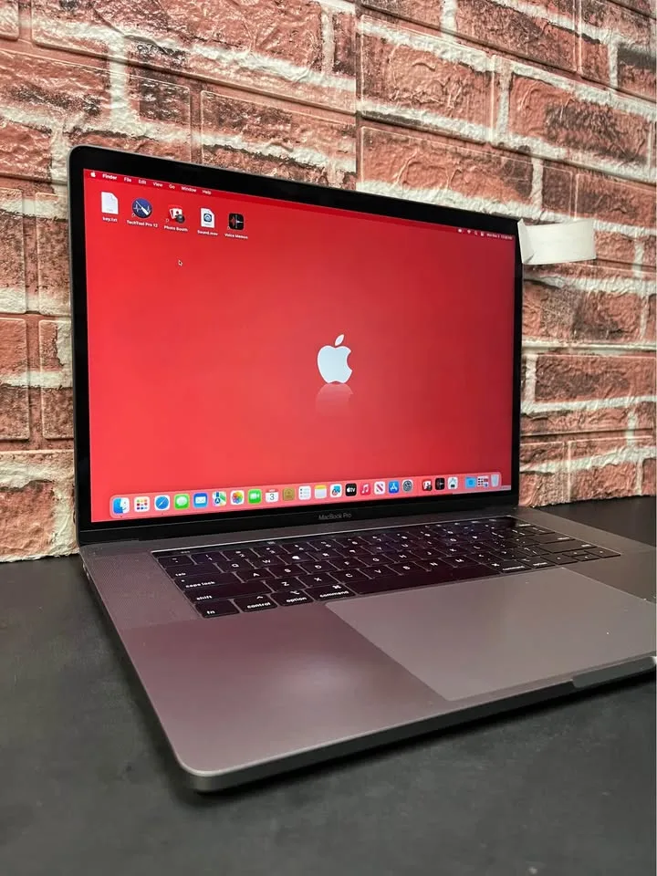 2018 Apple MacBook Pro 15” image indicator(3)