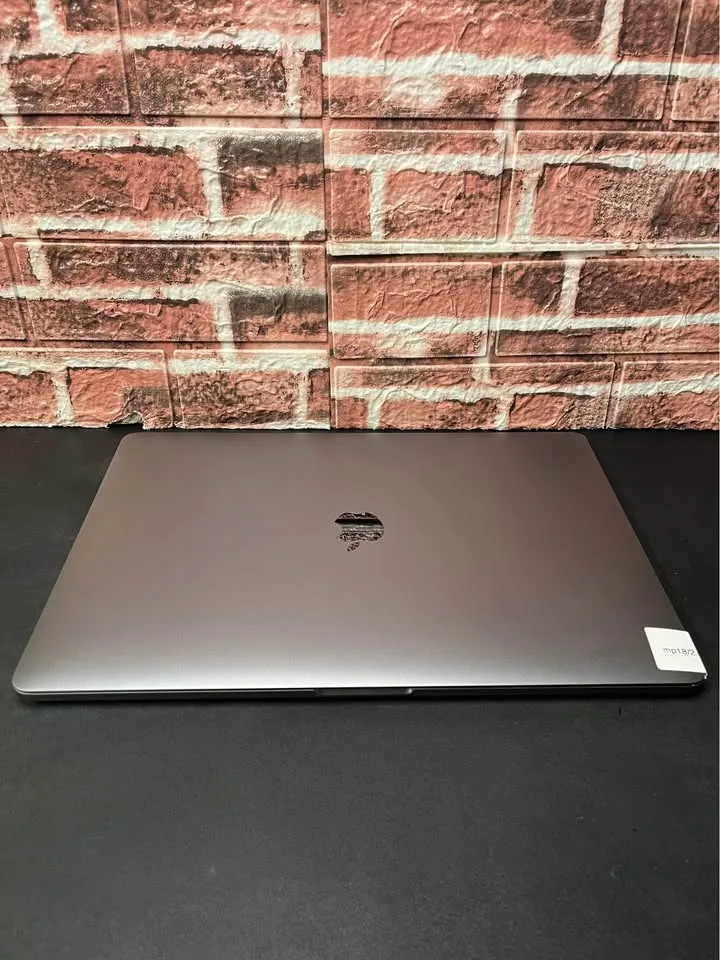 2018 Apple MacBook Pro 15” image indicator(6)