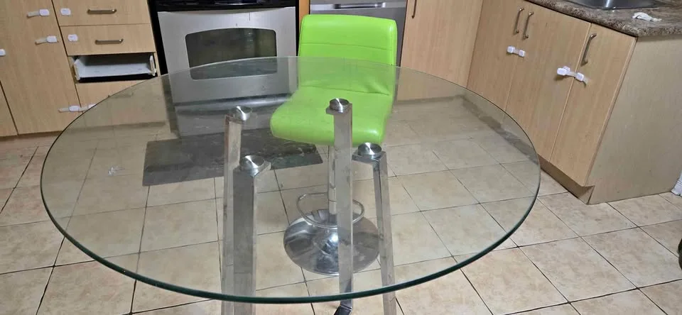 Round glass Breakfast/bar table