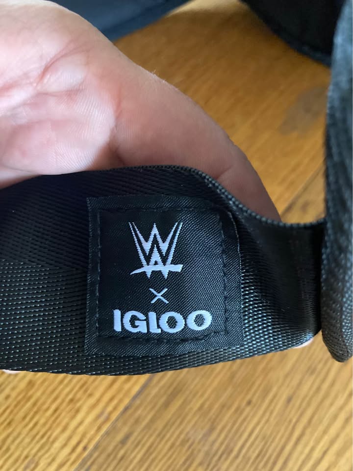 WWE/ Igloo heavyweight belt cooler fannypack - photo 2