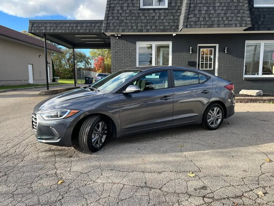 2017 Hyundai elantra one owner no accidents blindspot heated image indicator(5)
