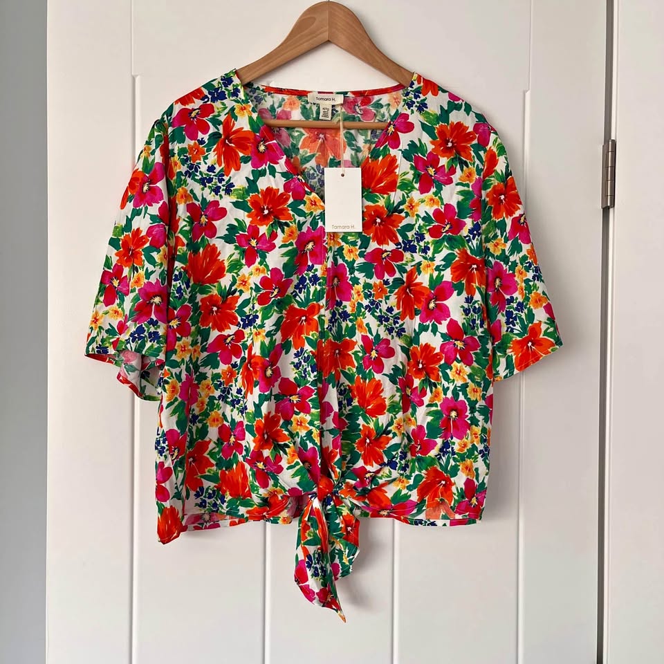 NWT Tamara H. Size XL Floral V-Neck Top