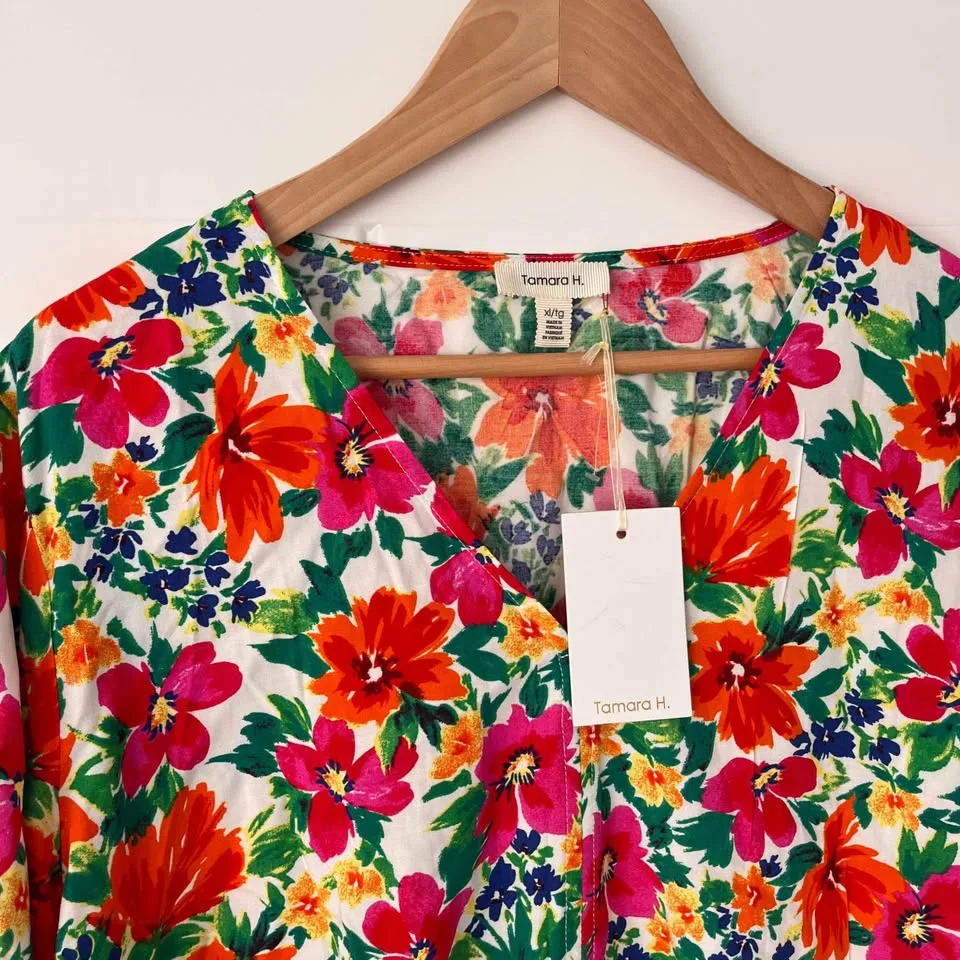 NWT Tamara H. Size XL Floral V-Neck Top image indicator(2)