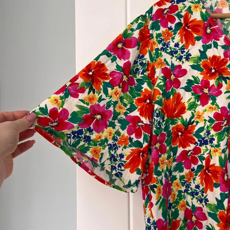 NWT Tamara H. Size XL Floral V-Neck Top image indicator(3)