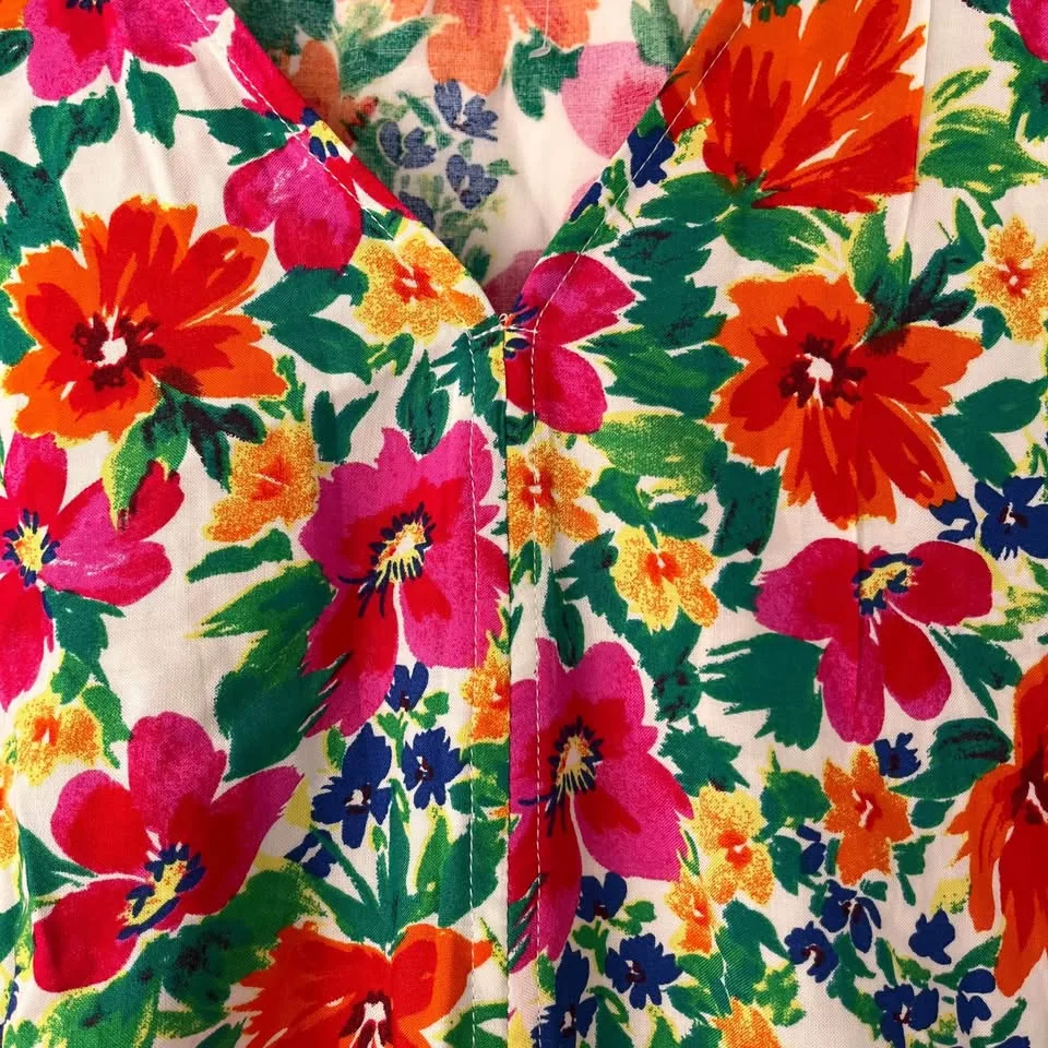 NWT Tamara H. Size XL Floral V-Neck Top image indicator(4)