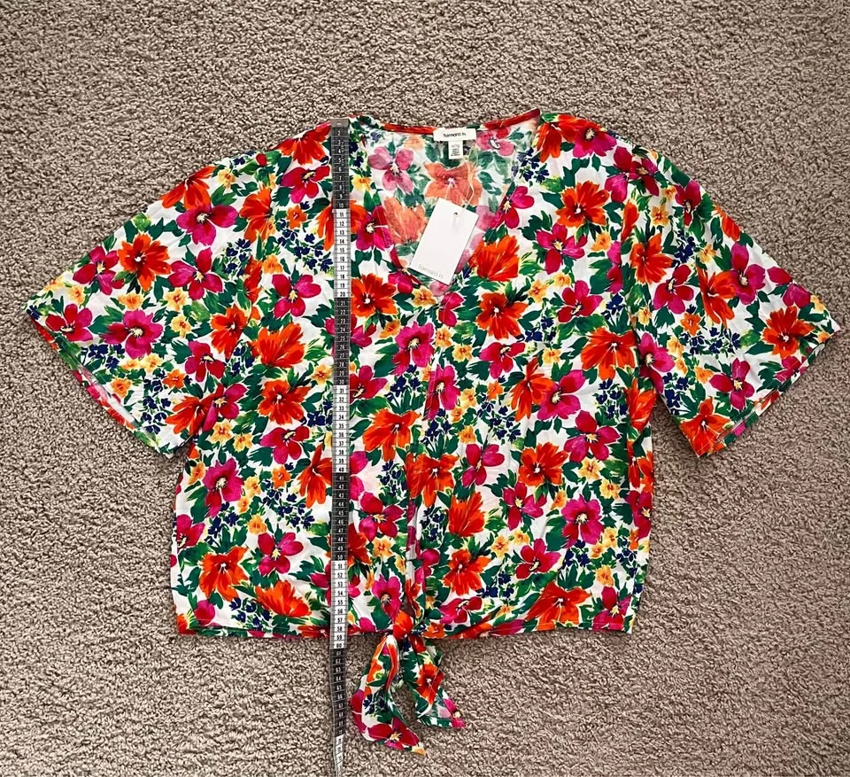 NWT Tamara H. Size XL Floral V-Neck Top image indicator(6)