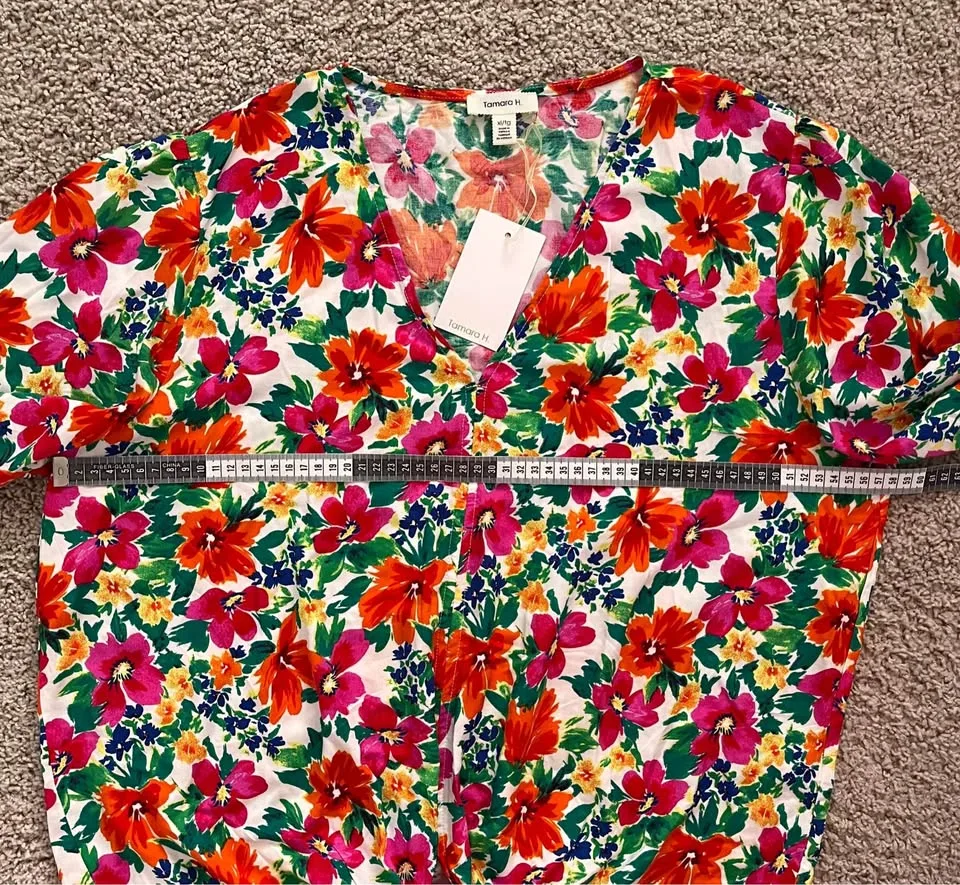 NWT Tamara H. Size XL Floral V-Neck Top image indicator(7)