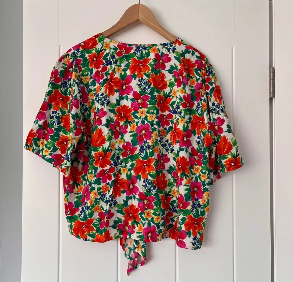 NWT Tamara H. Size XL Floral V-Neck Top image indicator(10)