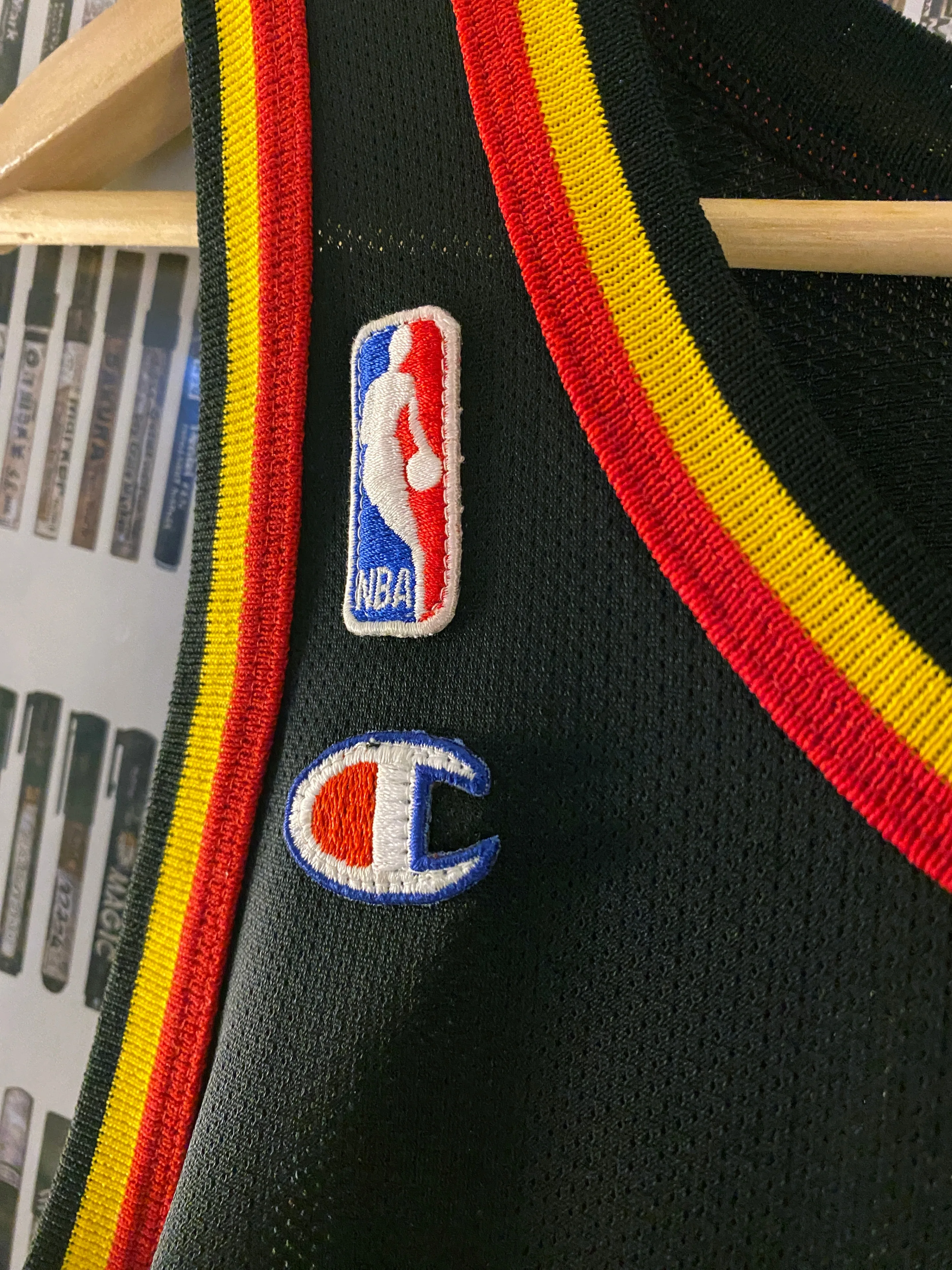 Champion - Atlanta Hawks Dikembe Mutombo vintage jersey (1997) L image indicator(4)