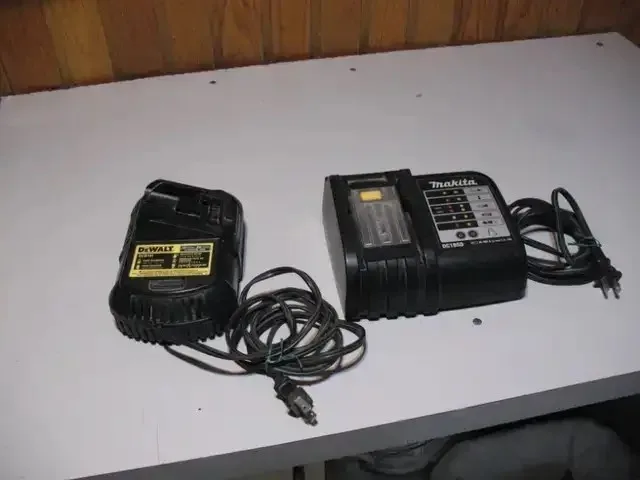 DeWalt, and Ridgid 18 Volt Battery Chargers image indicator(2)