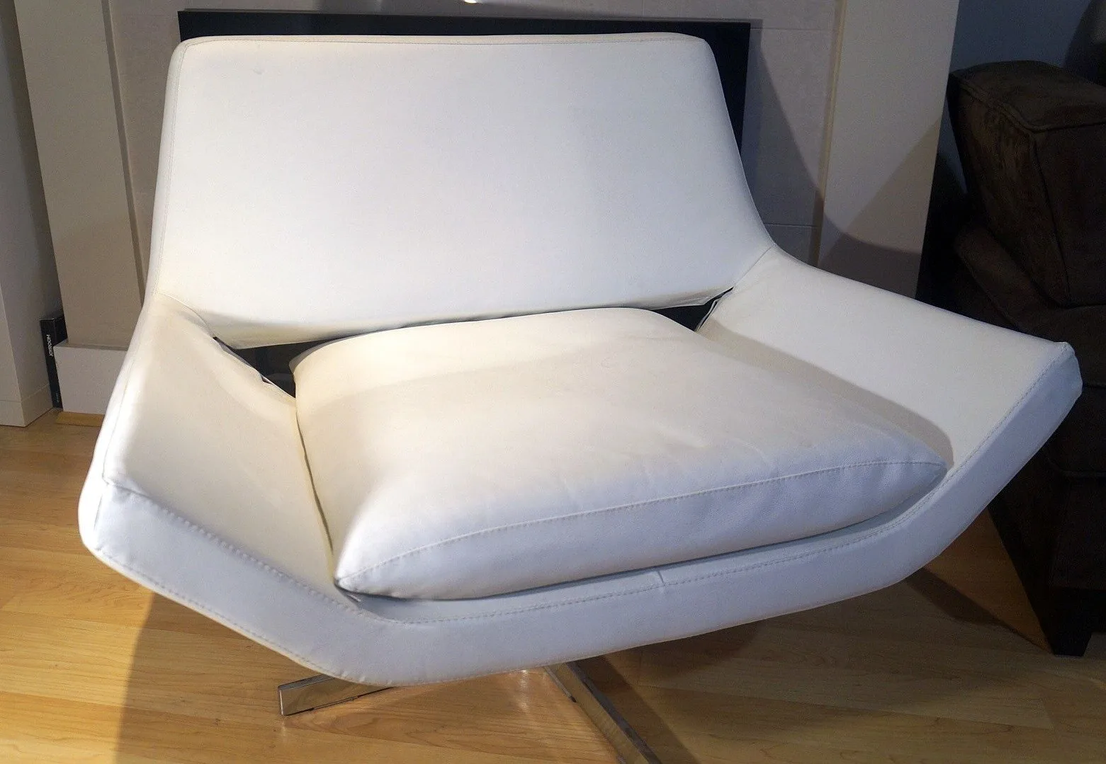 Metropolitan swivel elegant soft leather armchair thumbnail