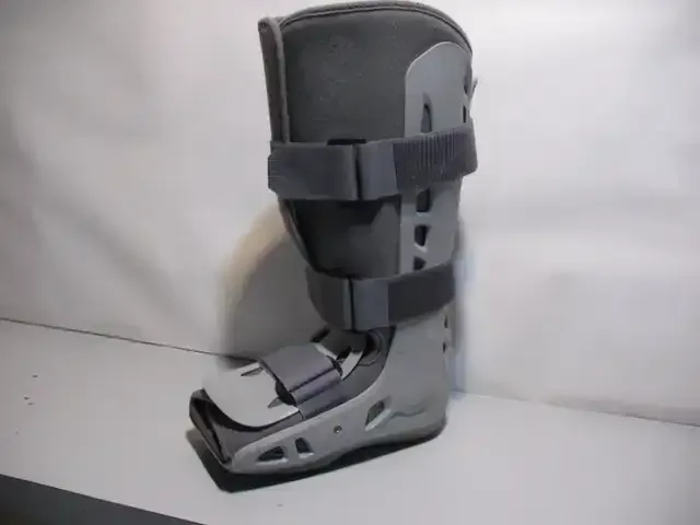 Crutches for Adults and Children, LIKE NEW image indicator(2)