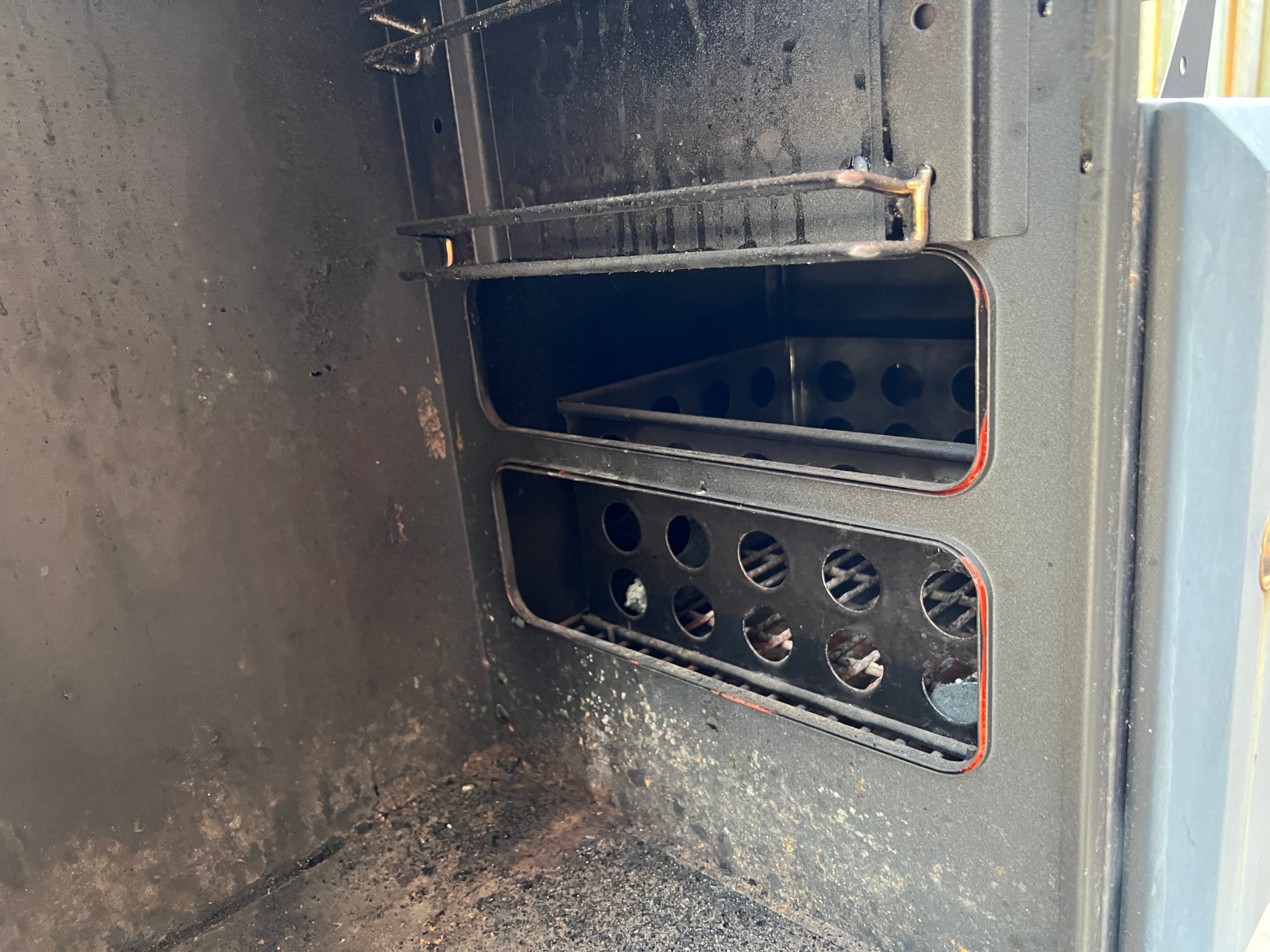 Dyna-Glo DGO1890BDC-D Wide Body Vertical Offset Charcoal Smoker - photo 5