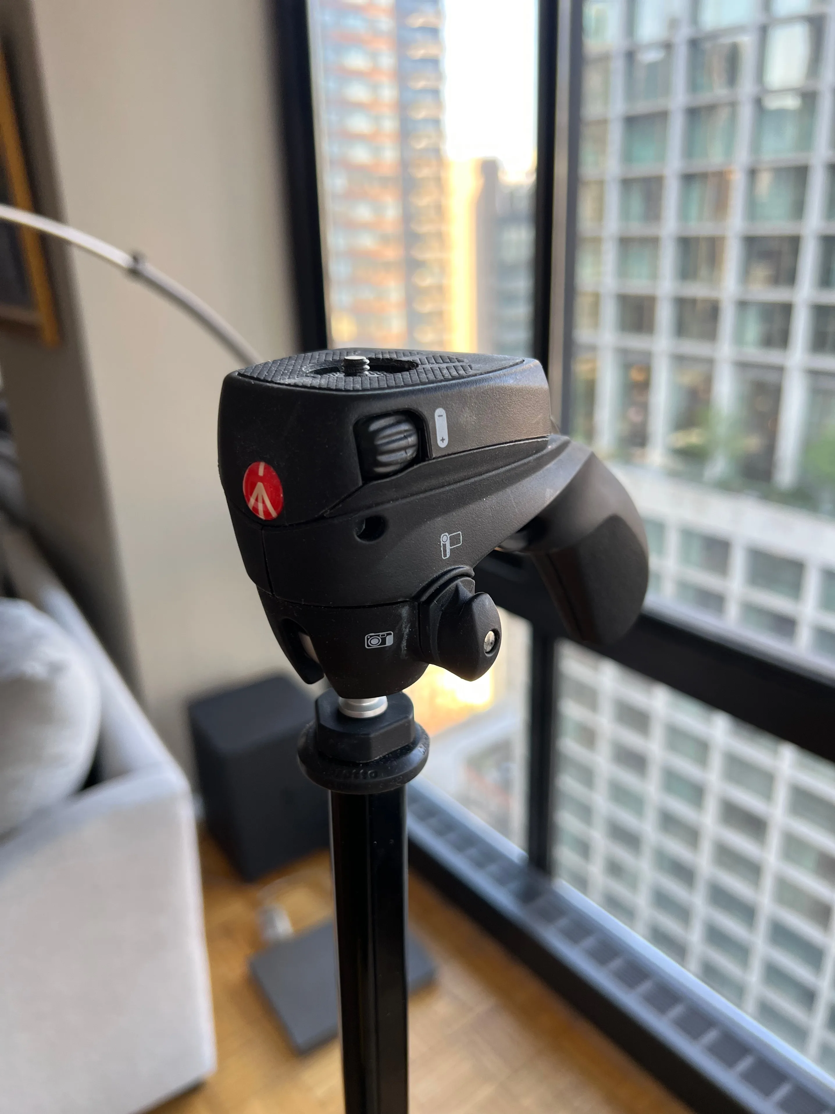 Manfrotto Compact Action Aluminum 5-Section Tripod image indicator(6)