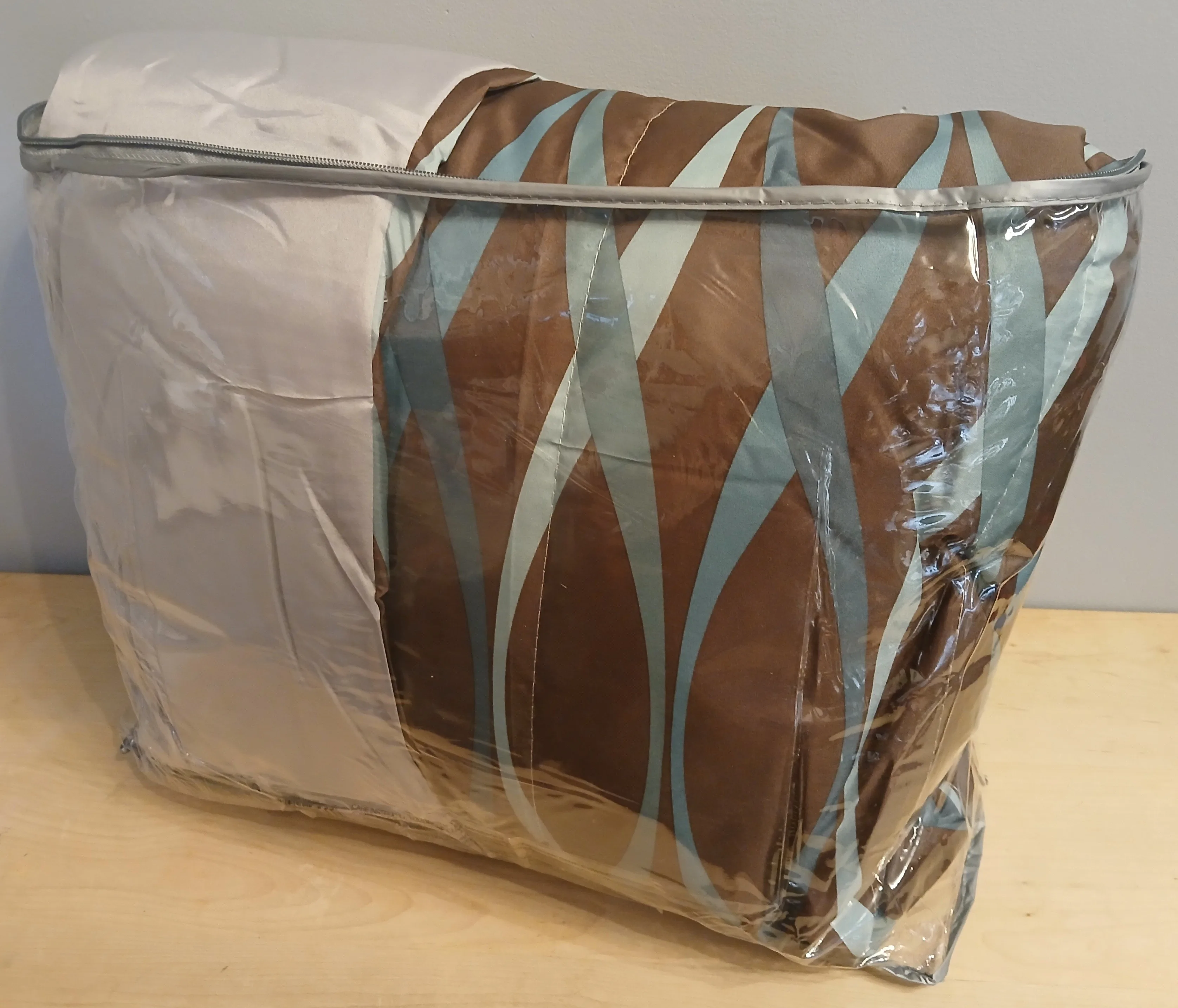 Brand New Reversible twin Comforter – Home Beyond image indicator(3)