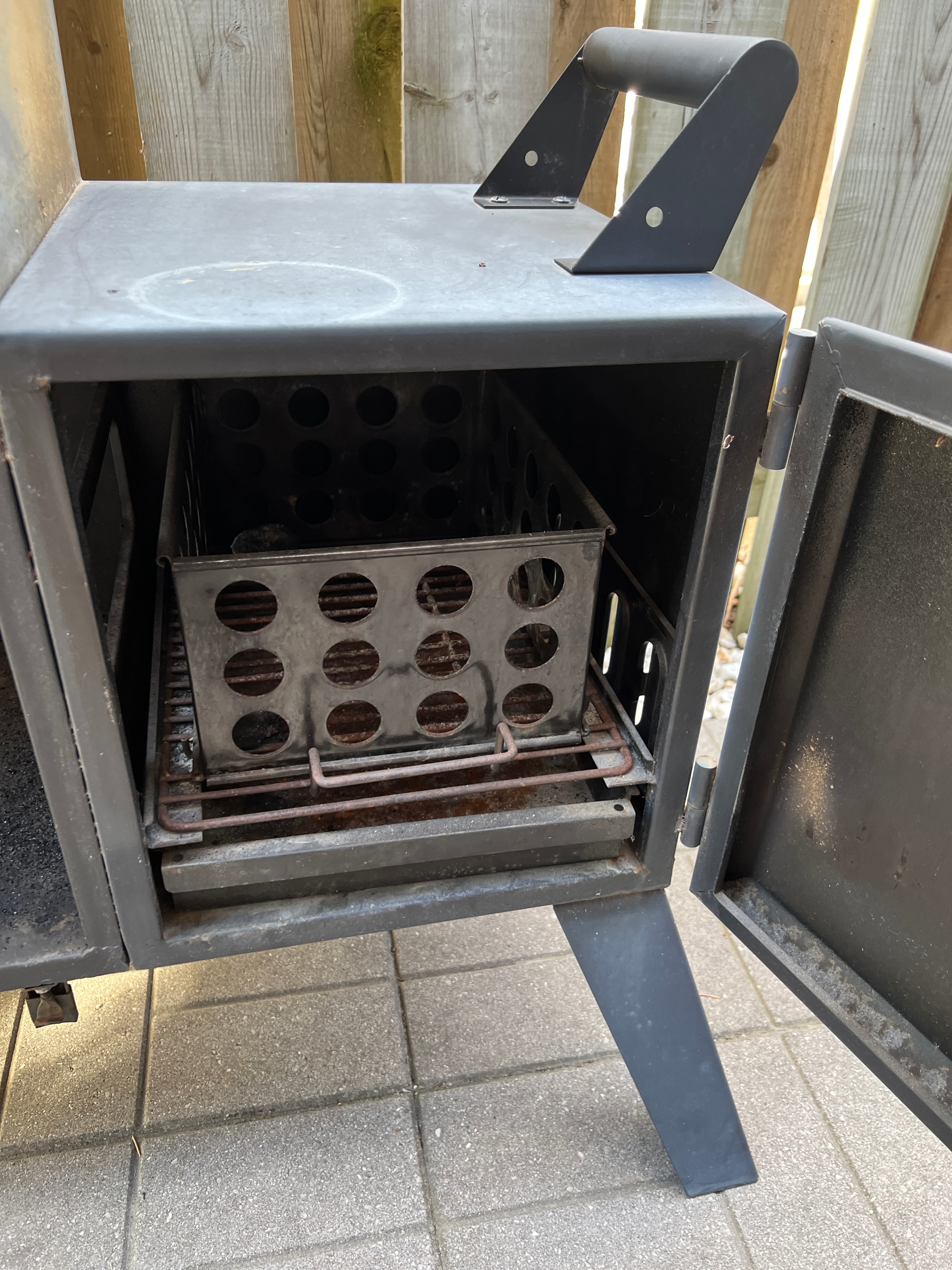 Dyna-Glo DGO1890BDC-D Wide Body Vertical Offset Charcoal Smoker - photo 3