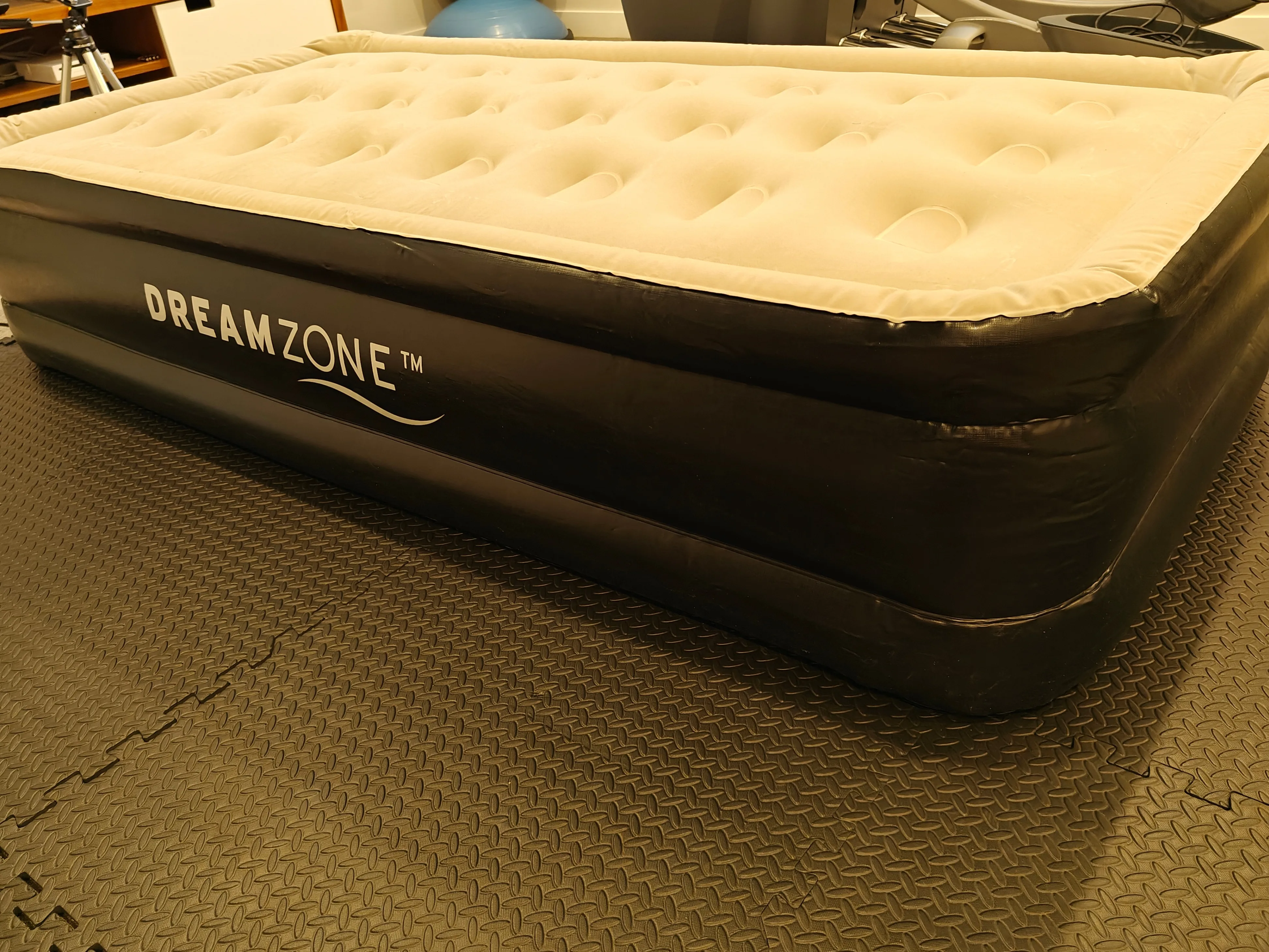 Indoor Twin Double-High Inflatable Air Mattress w/ Built-In Pump image indicator(9)