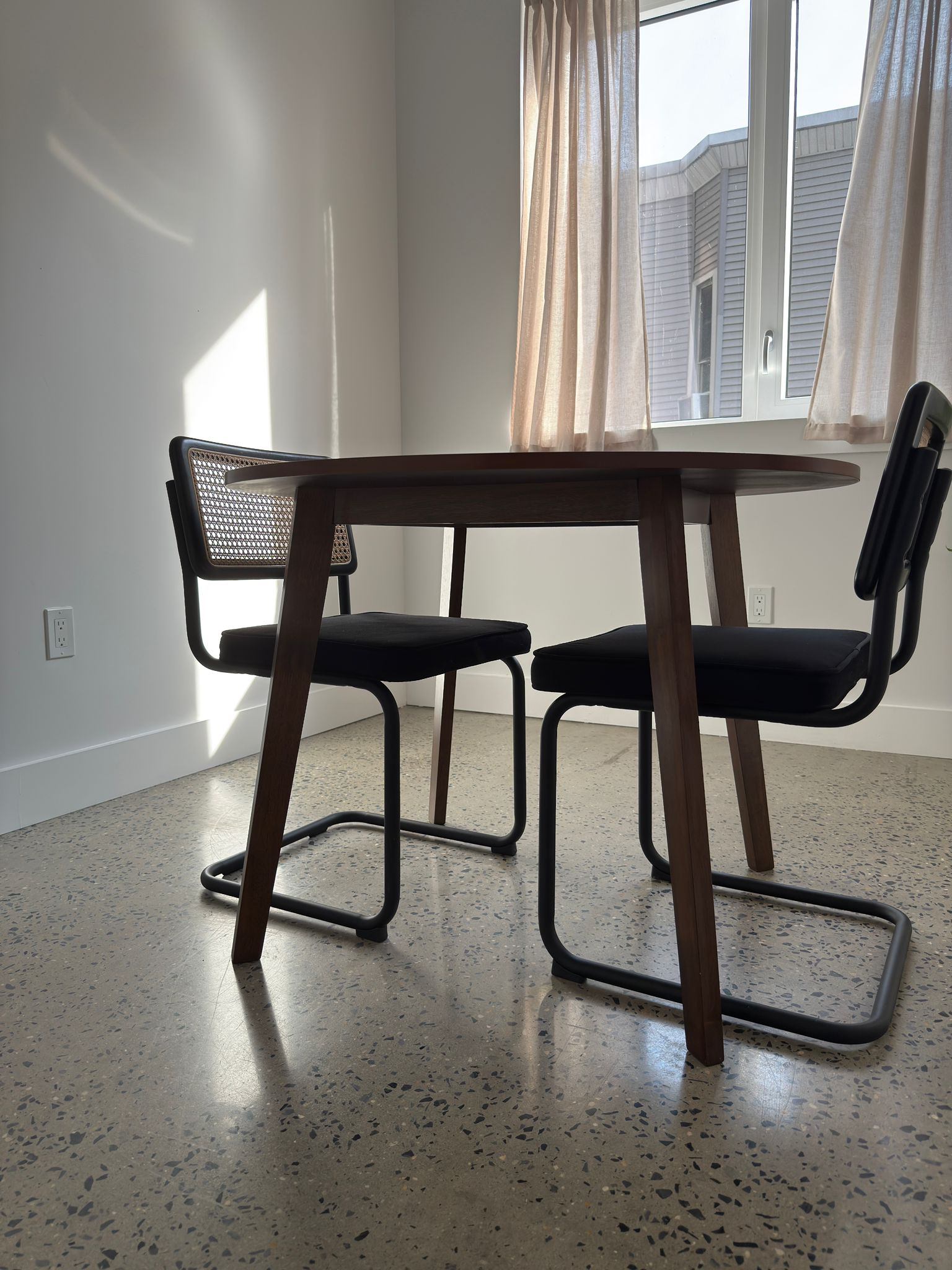 Wooden round dining table 39” - photo 3