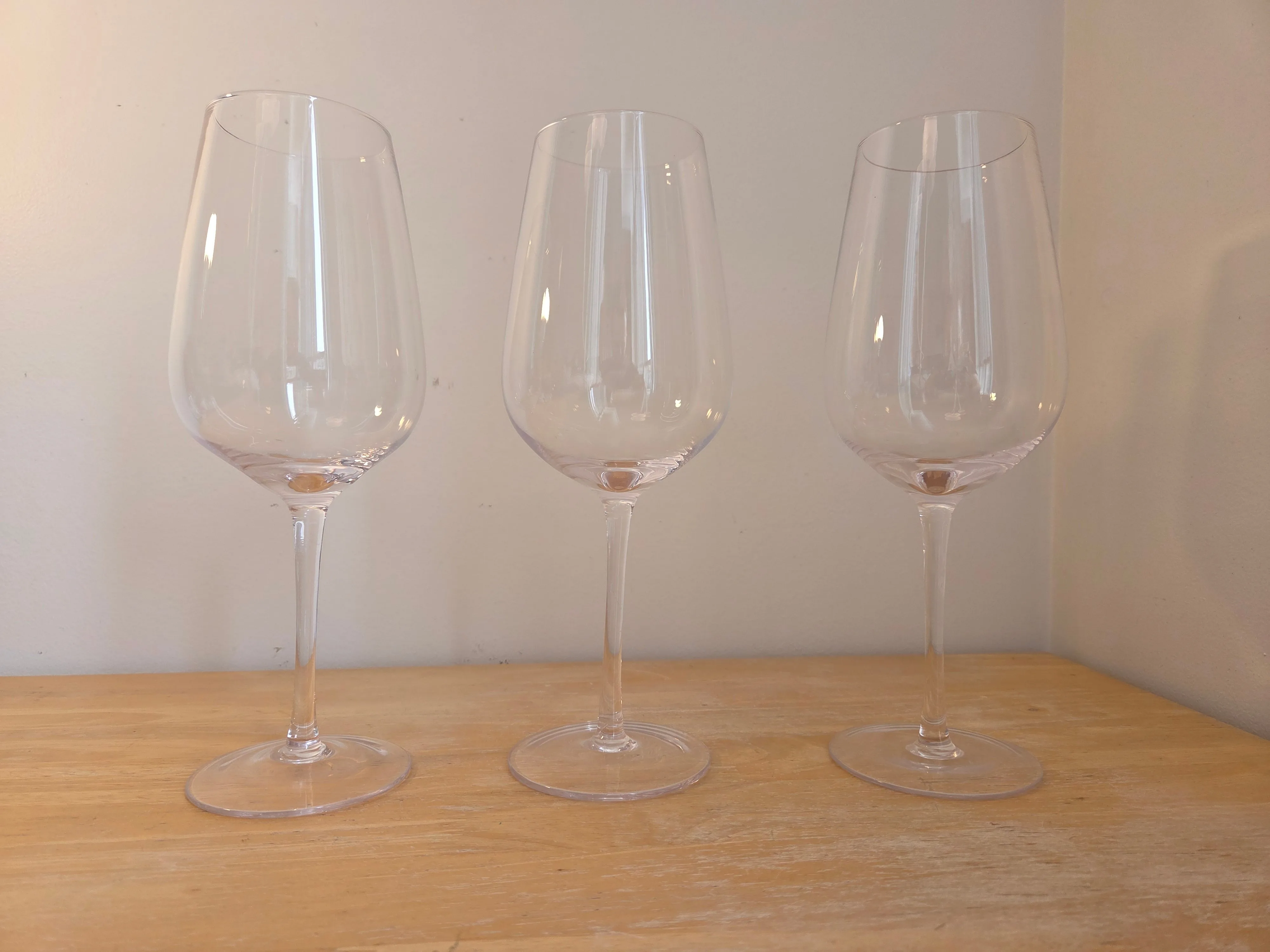 Set of 3 Elegant Wine Glasses thumbnail