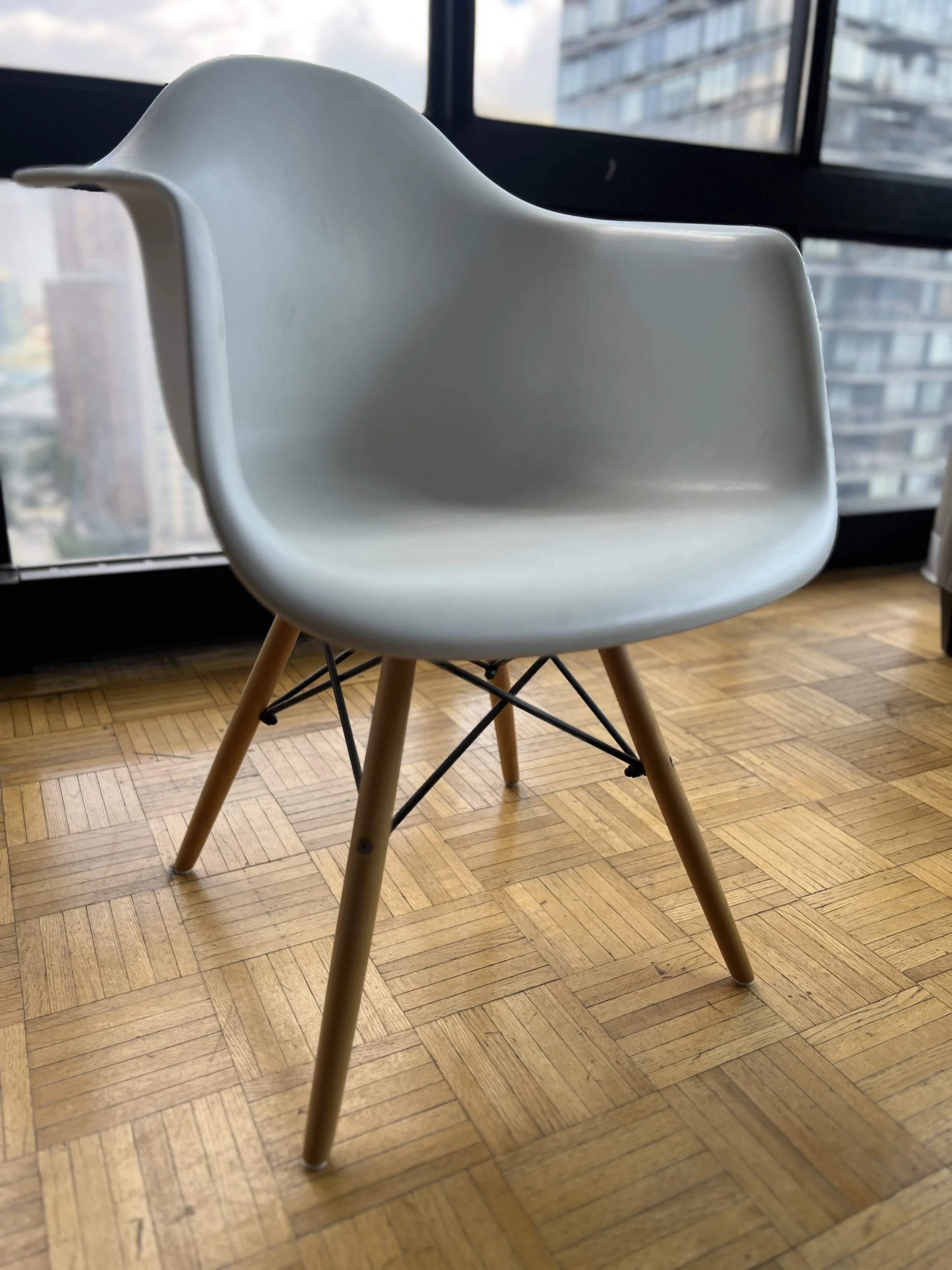 Eames Molded Plastic Chair Replica image indicator(4)