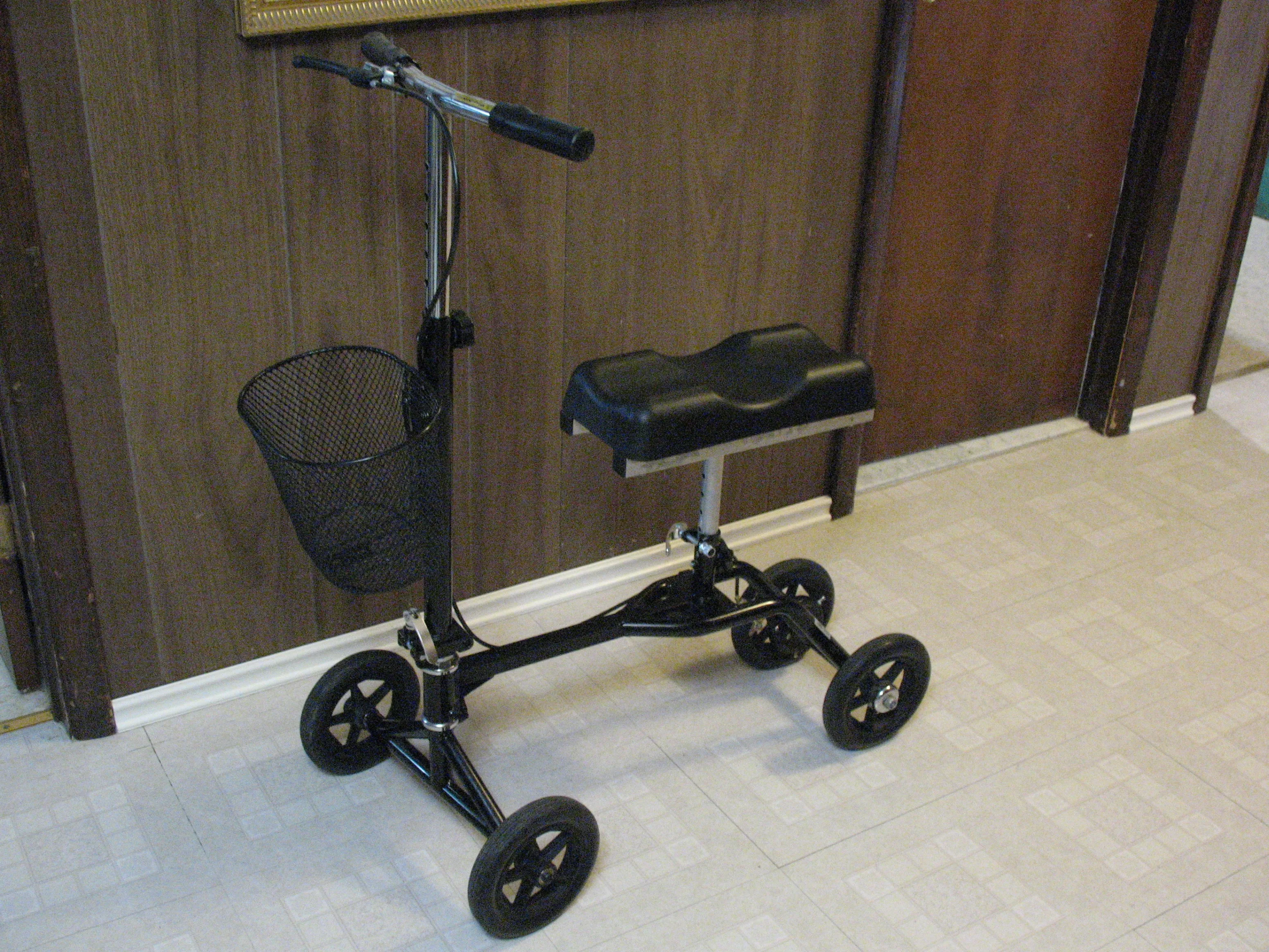 HOMCOM Steerable Knee Walker, LIKE NEW thumbnail