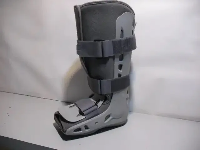 Crutches for Adults and Children, LIKE NEW image indicator(4)