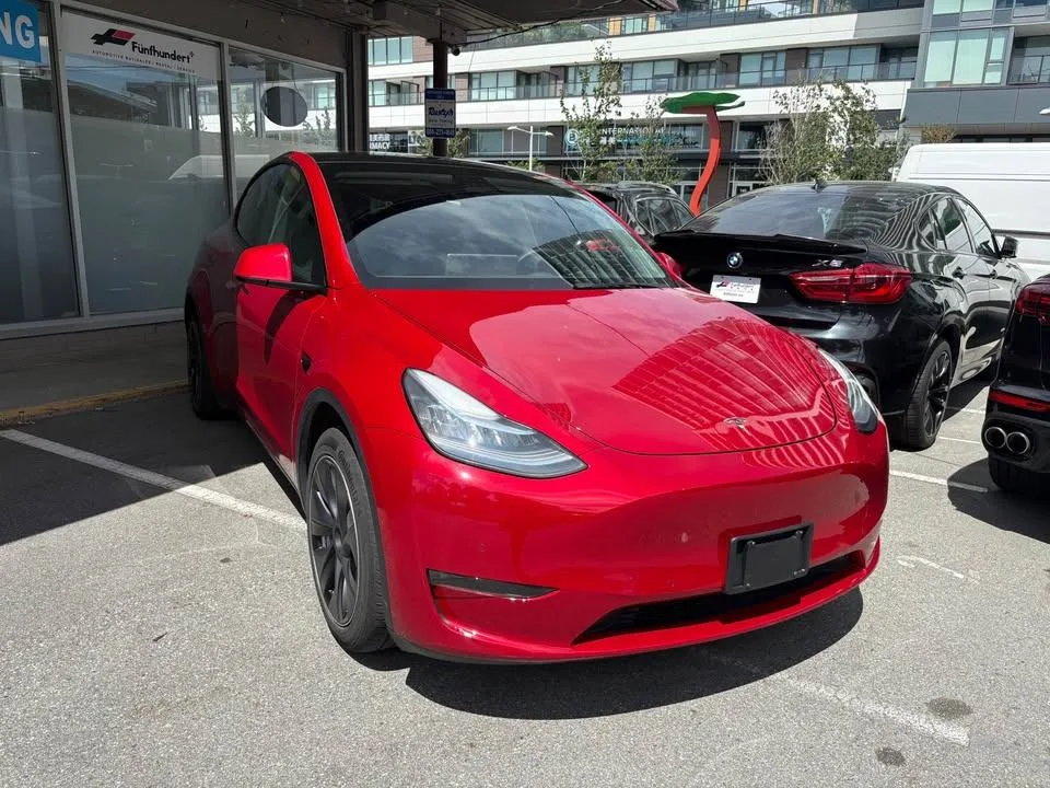 2021 Tesla Model Y Long Range thumbnail