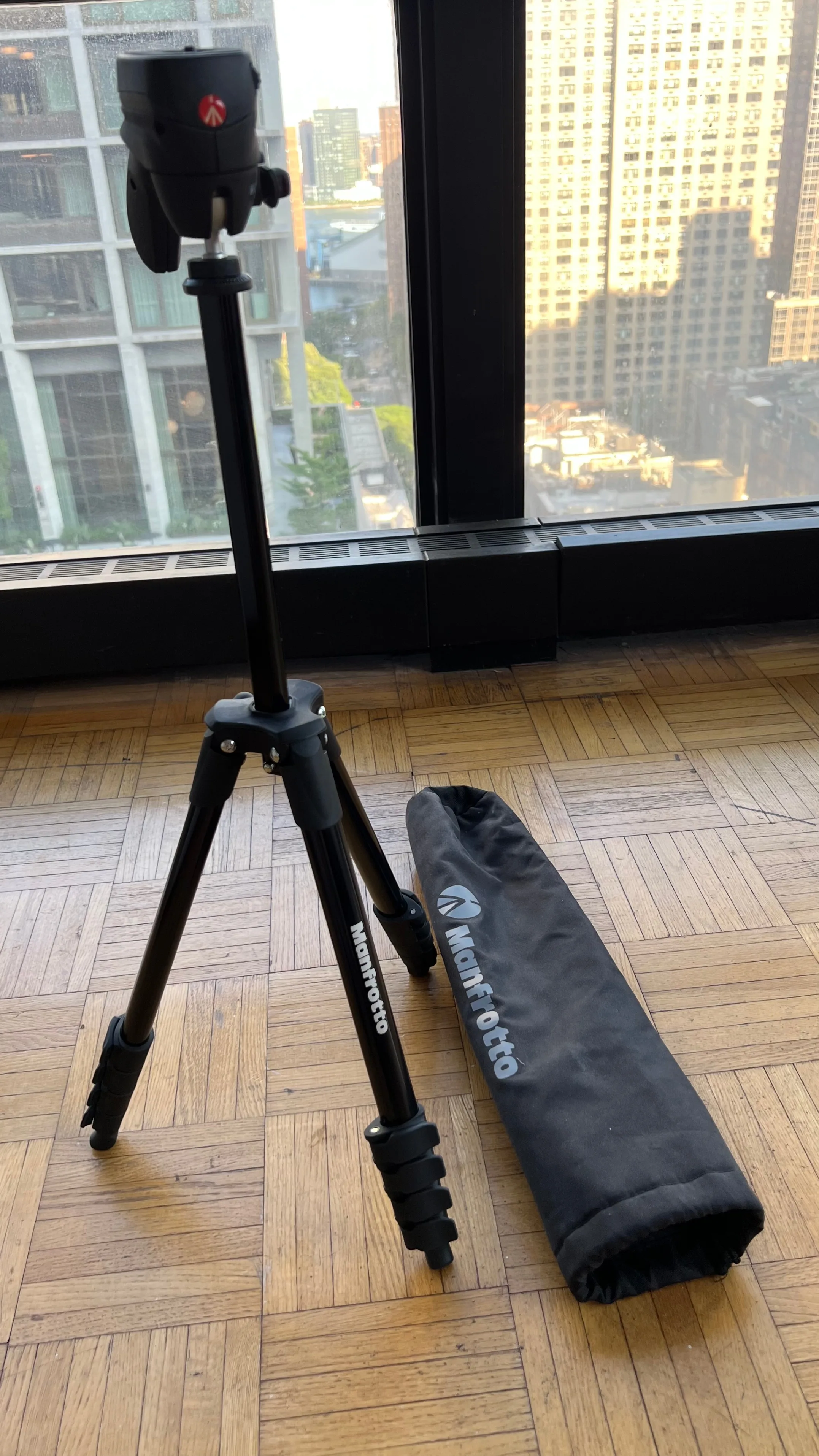 Manfrotto Compact Action Aluminum 5-Section Tripod image indicator(3)