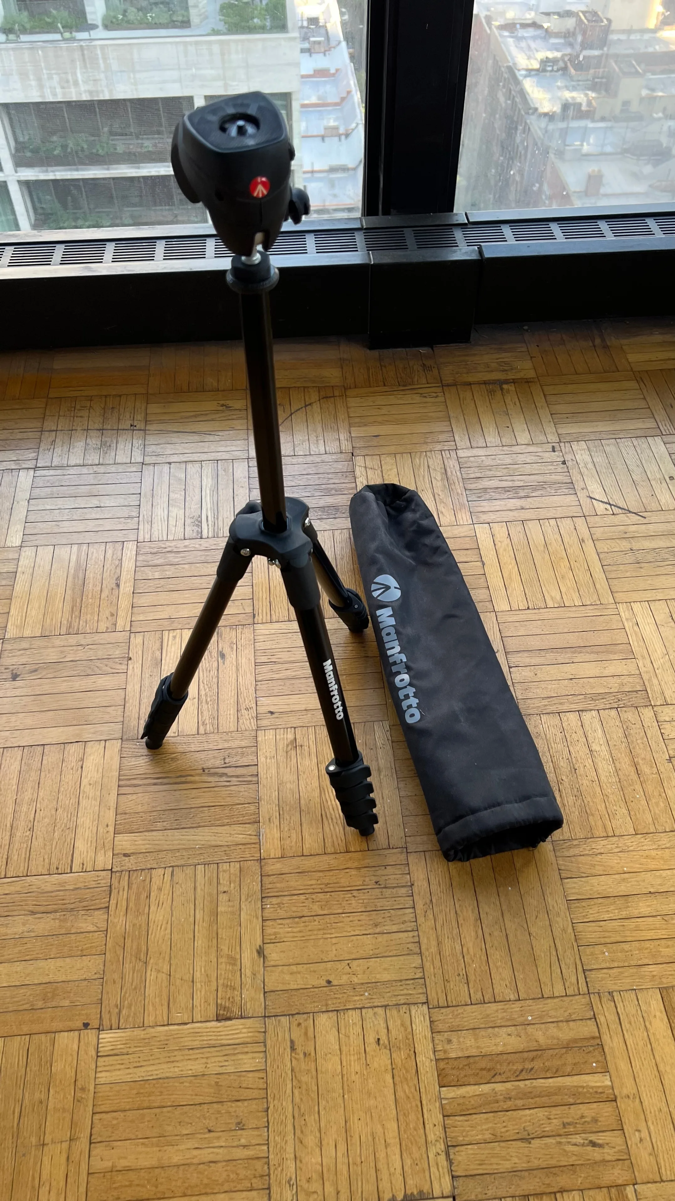 Manfrotto Compact Action Aluminum 5-Section Tripod image indicator(4)