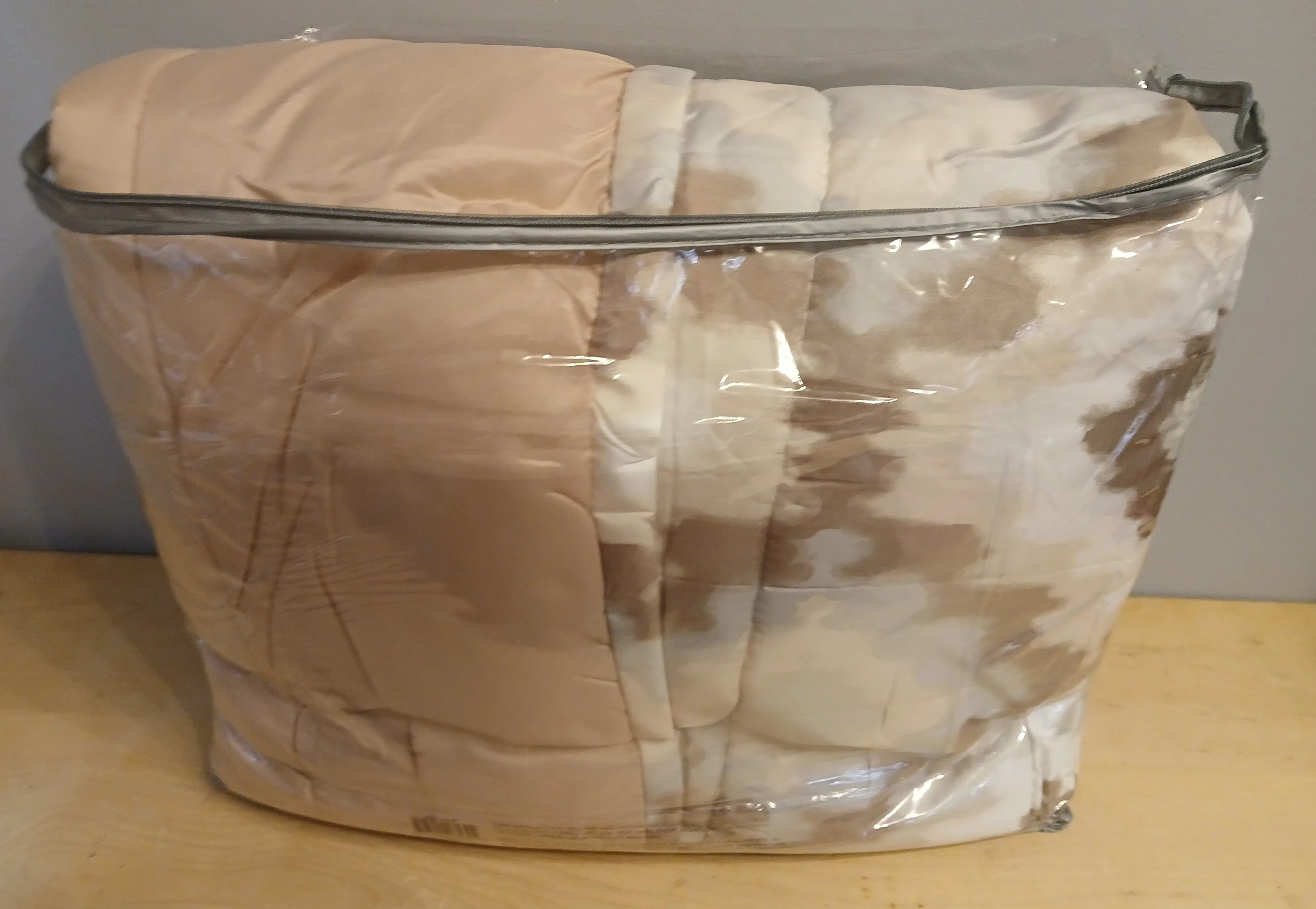 Brand New Reversible twin Comforter – Home Beyond image indicator(4)