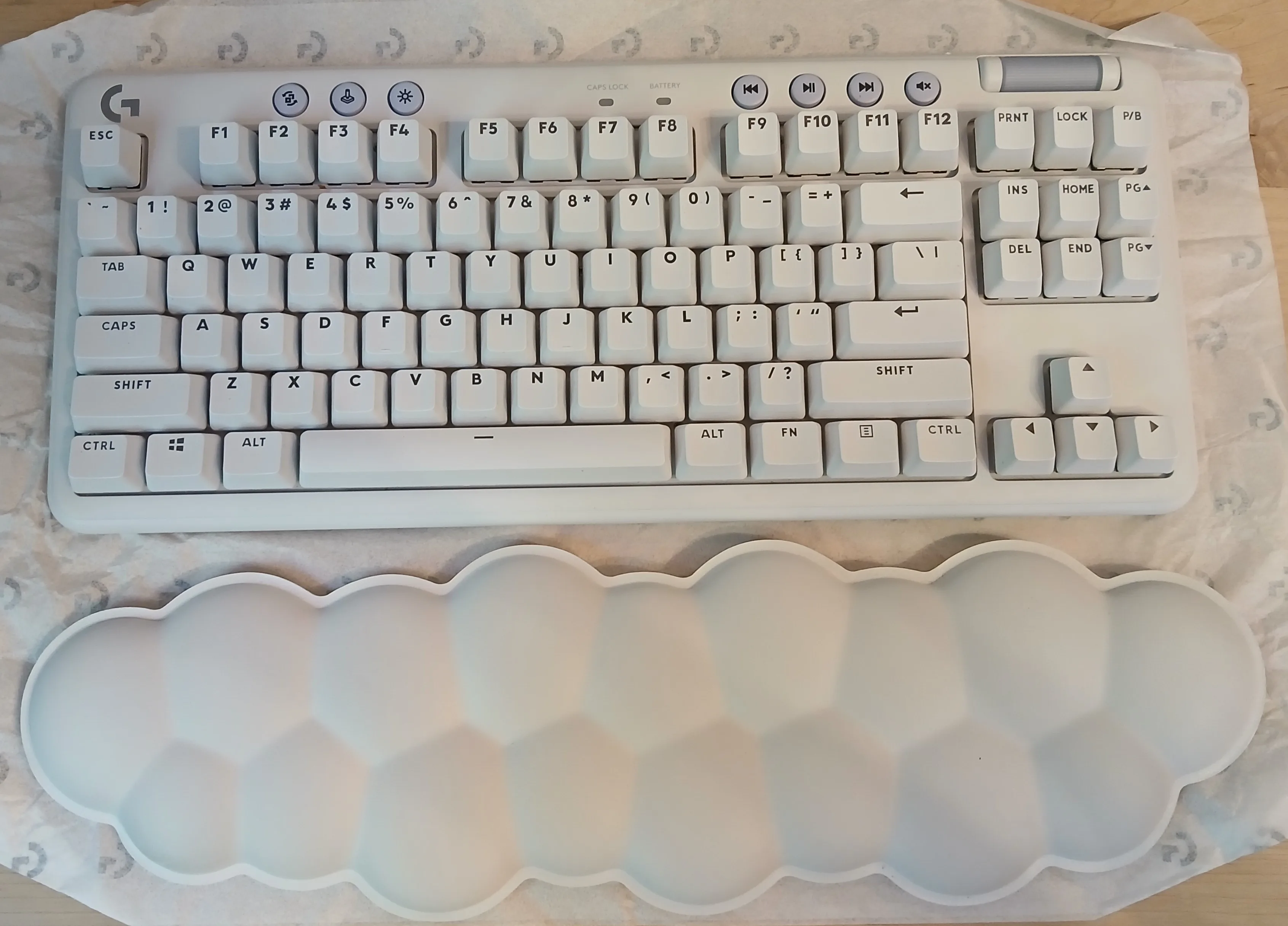 Logitech G715 Wireless Mechanical Gaming Keyboard – White Mist image indicator(2)