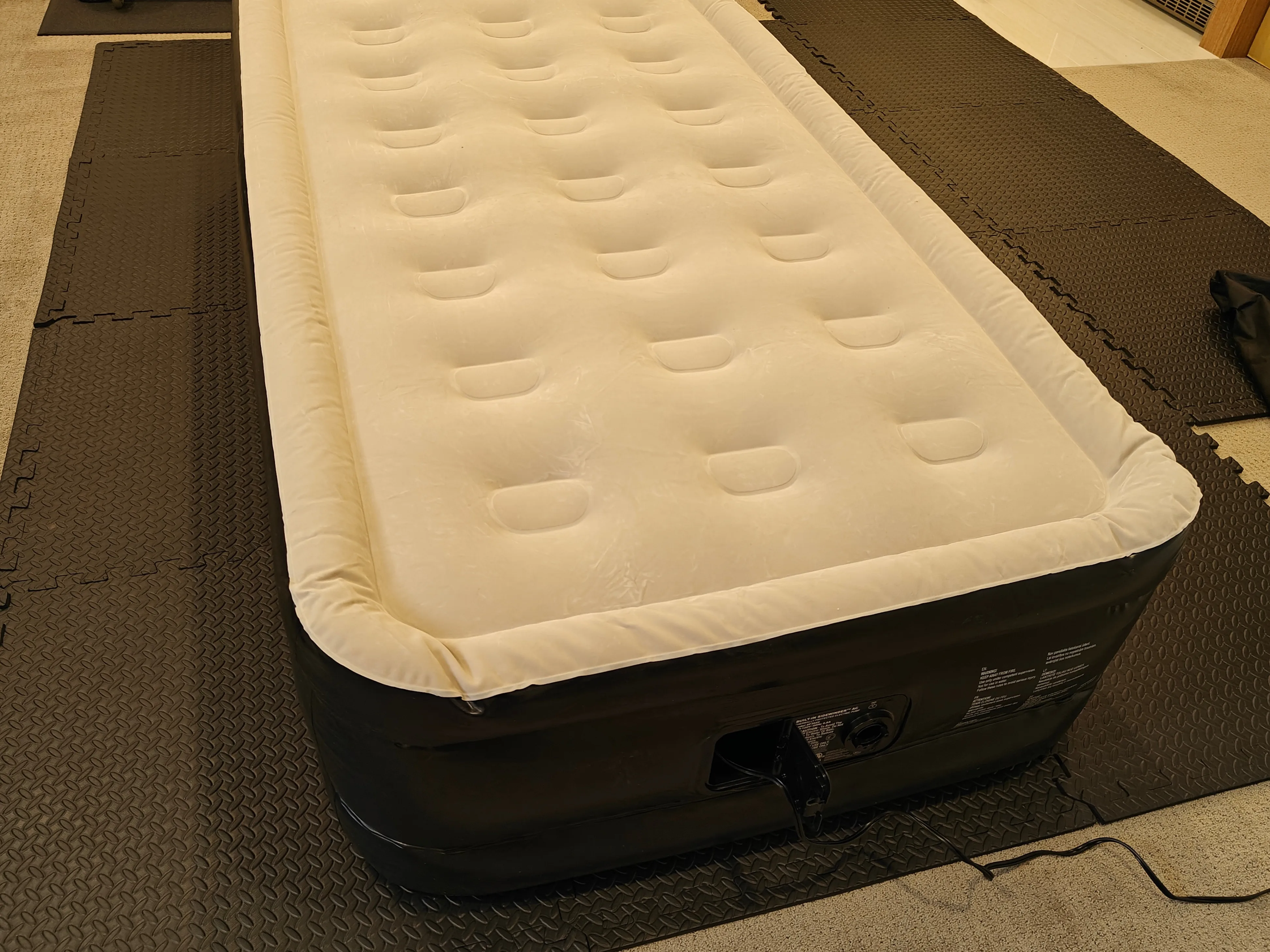Indoor Twin Double-High Inflatable Air Mattress w/ Built-In Pump image indicator(7)