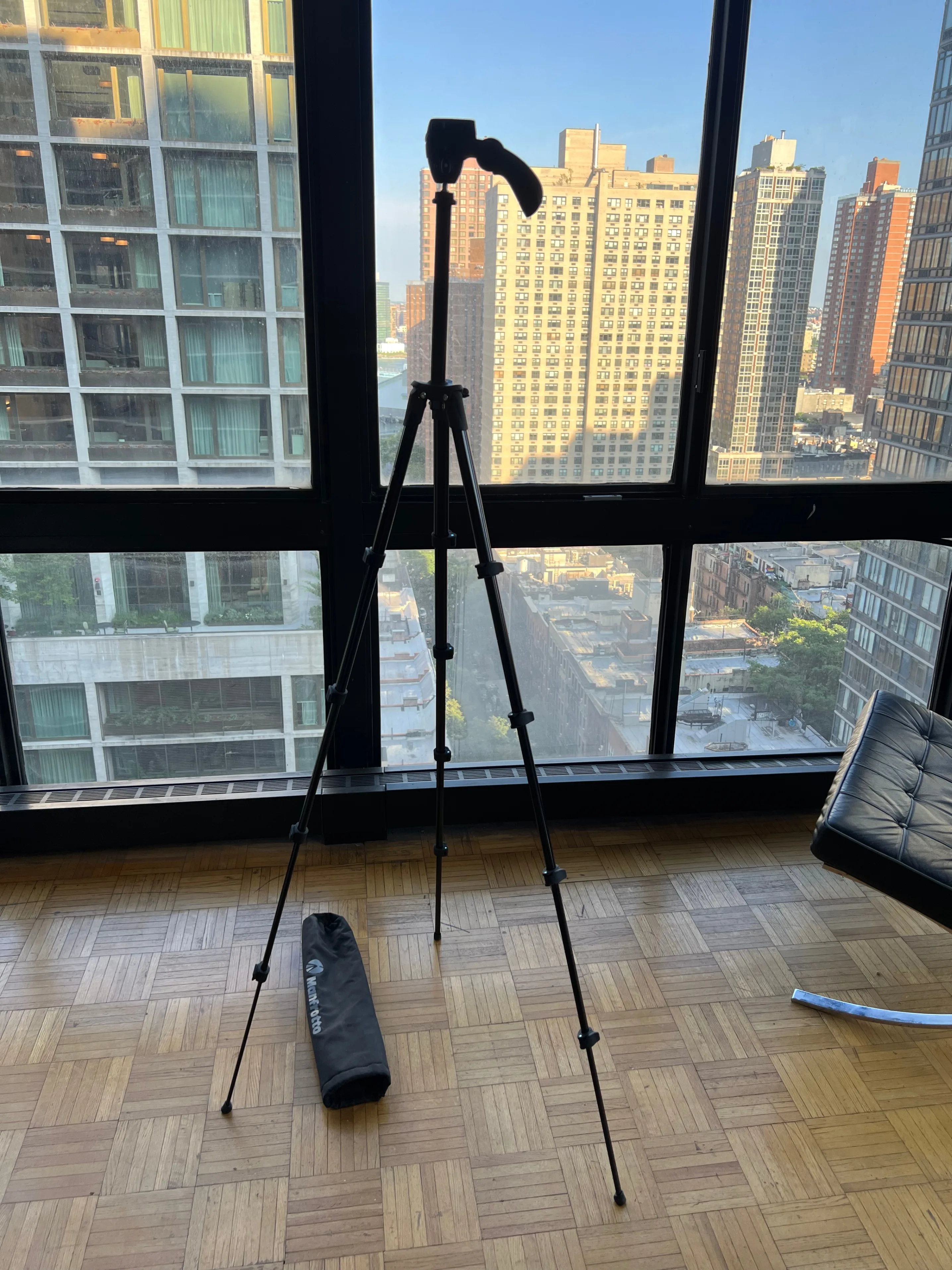 Manfrotto Compact Action Aluminum 5-Section Tripod image indicator(2)