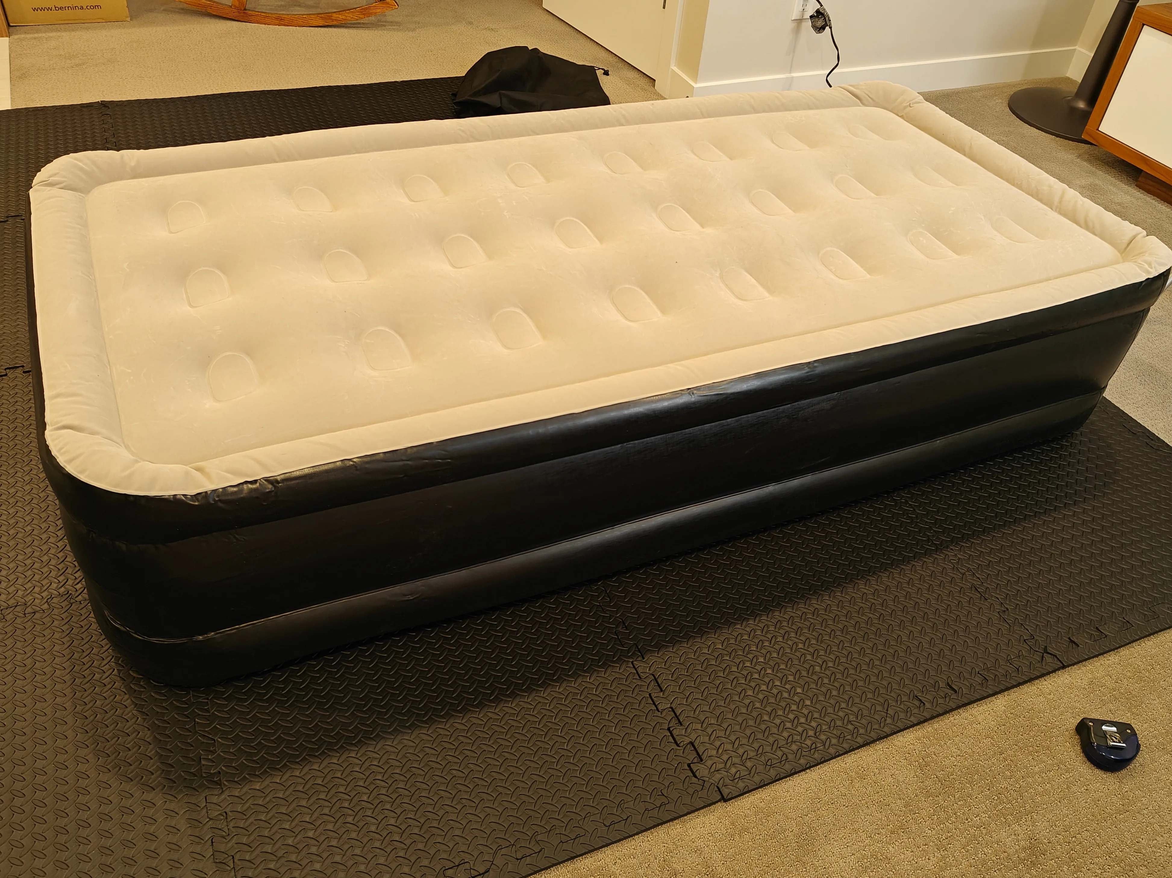 Indoor Twin Double-High Inflatable Air Mattress w/ Built-In Pump image indicator(6)