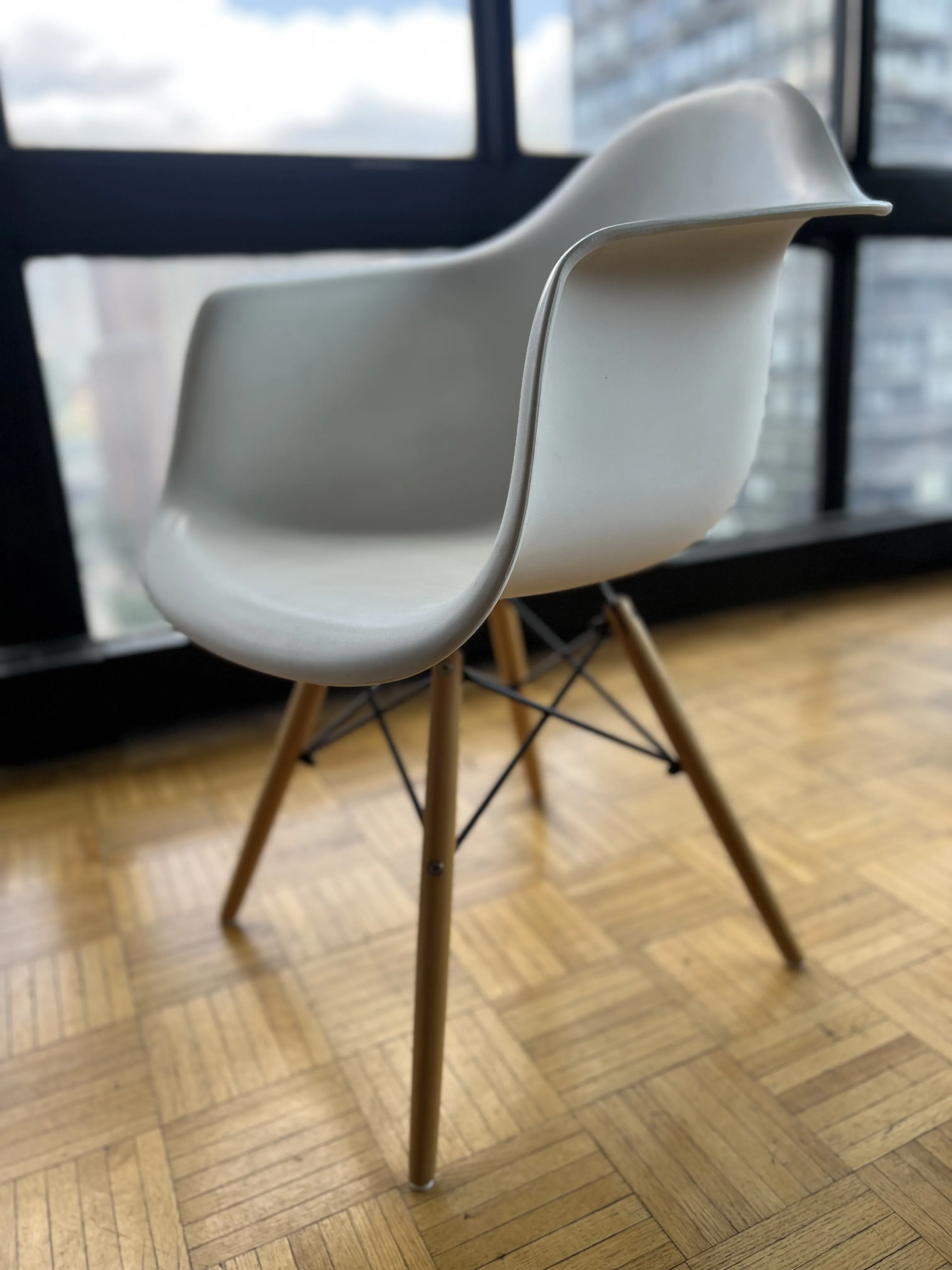 Eames Molded Plastic Chair Replica image indicator(3)