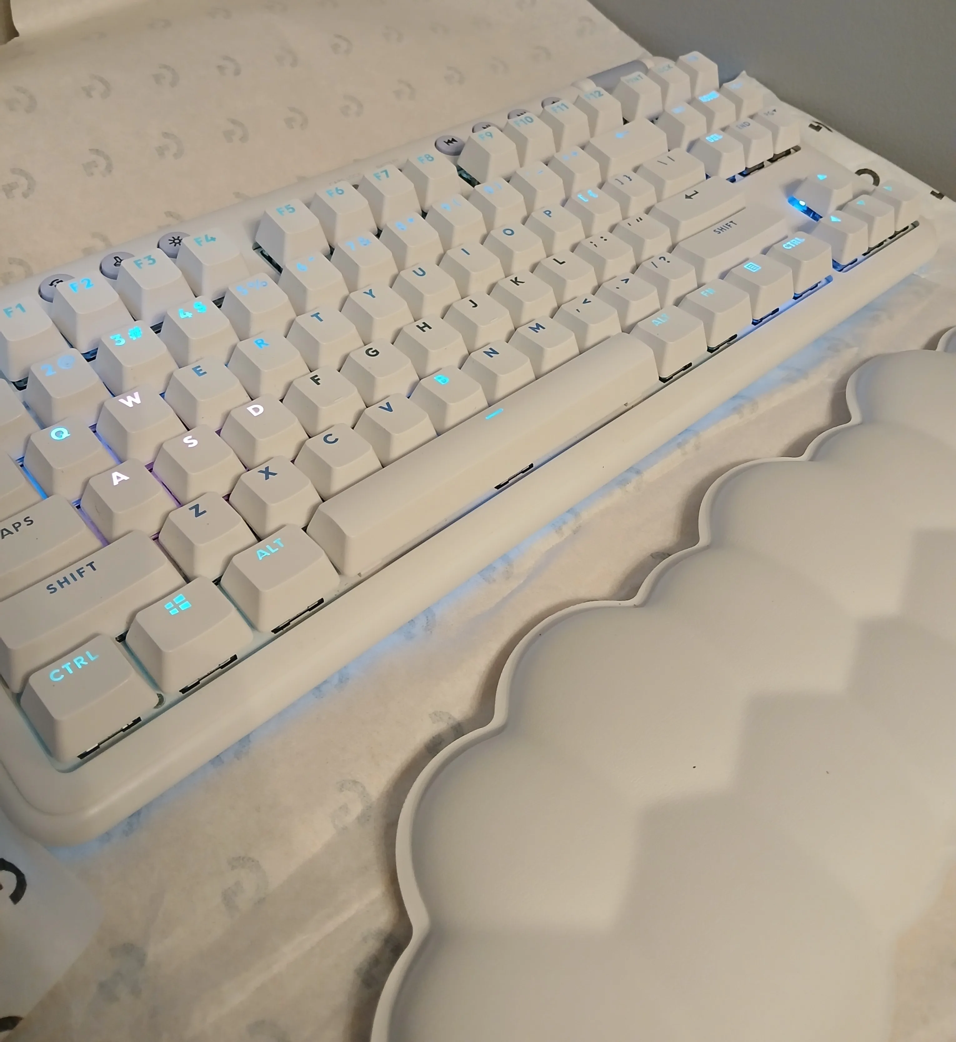 Logitech G715 Wireless Mechanical Gaming Keyboard – White Mist image indicator(3)